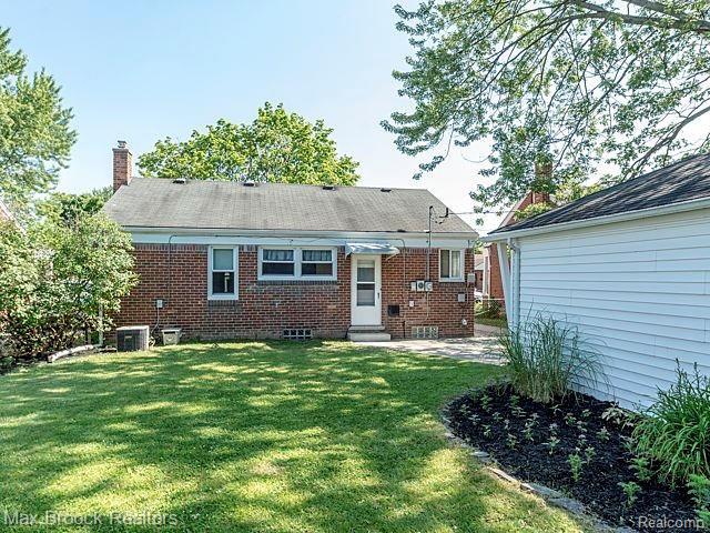 312 Normandy Road Royal Oak, MI 48073 - Photo 4 of 54 2216061816_46.jpg