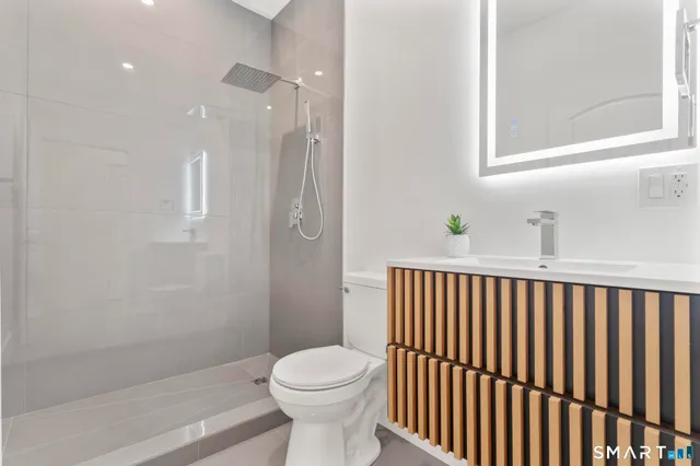 $749,900 | 244 Cow Hill Road, Clinton, CT 06413