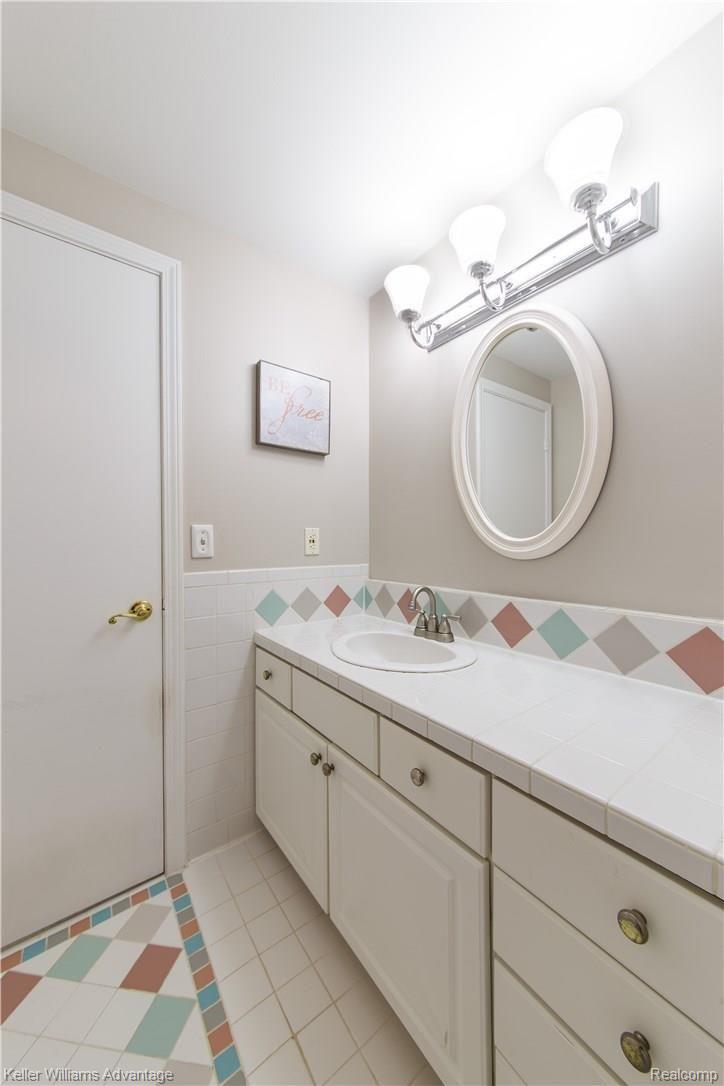 5320 Carroll Lk Road Commerce Township, MI 48382 - Photo 23 of 40 Carroll Lake Rd_5320_(Upper) Bathroom01_02.jpg