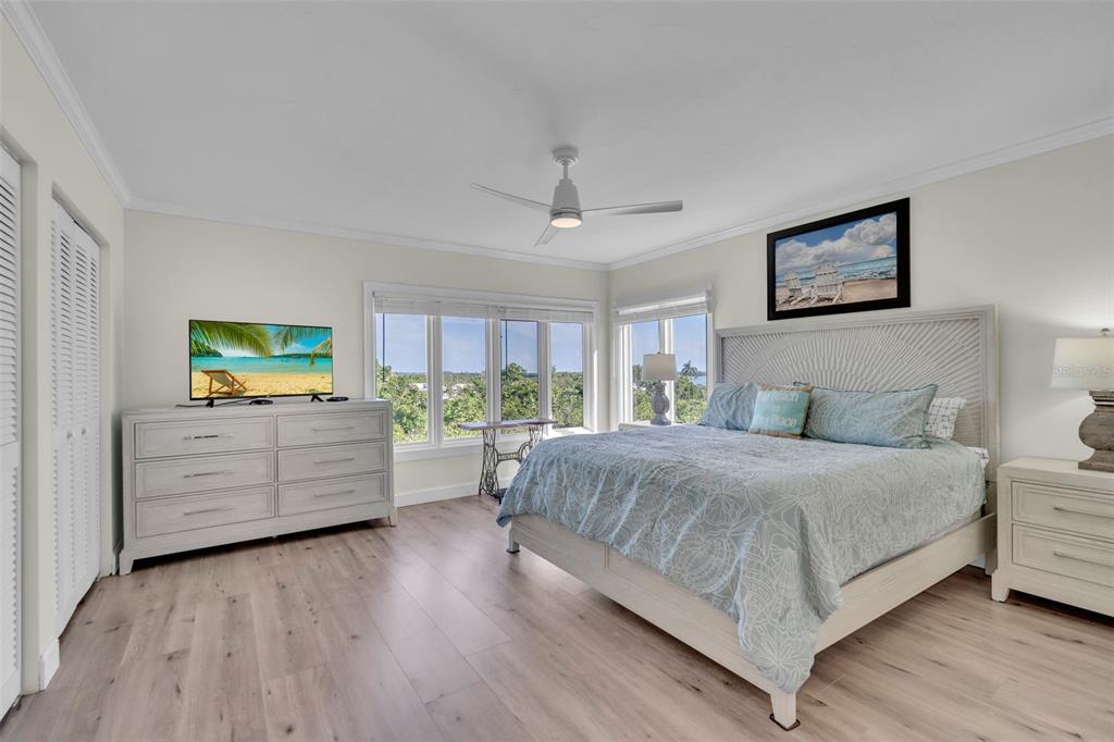 848 Evergreen Way Longboat Key, FL 34228 - Photo 13 of 66 a living room with a bed and a dresser
