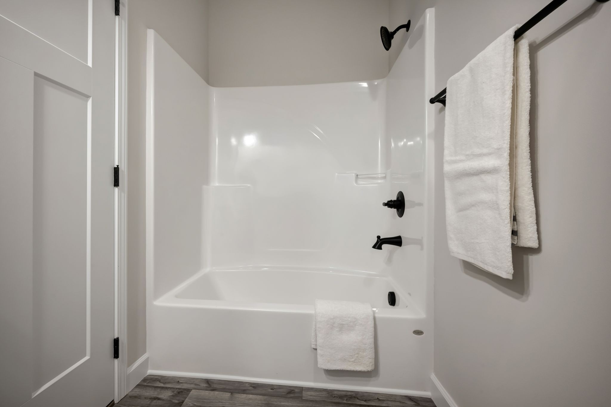 1514 East Piney Road Dickson, TN 37055 - Photo 20 of 29 a bathroom with a bathtub