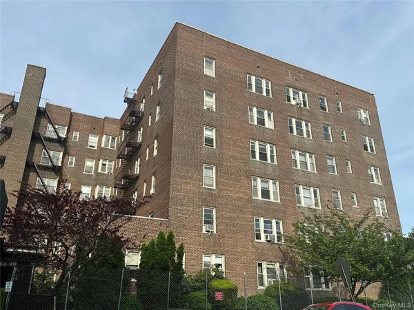 $2,100 | 84-49 168th Street, Unit 4S | Jamaica Hills