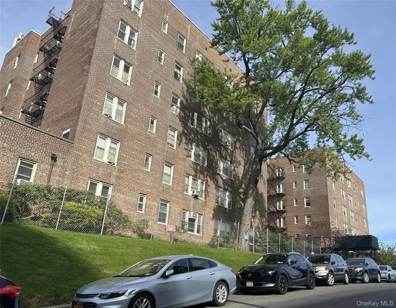 $2,100 | 84-49 168th Street, Unit 4S | Jamaica Hills