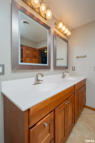 $595,000 | 4490 Hamilton Drive, Bettendorf, IA 52722