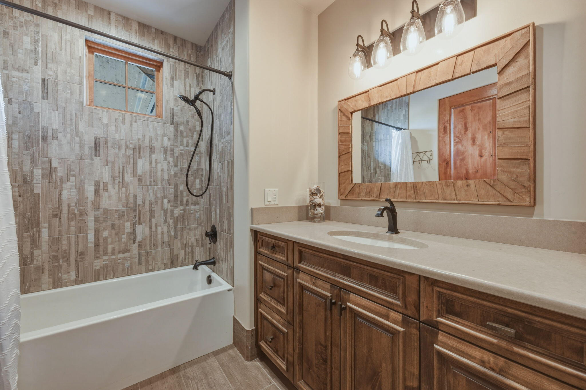 19100 Macalpine Loop Bend, OR 97702 - Photo 29 of 56 Guest ensuite 1 - bathroom