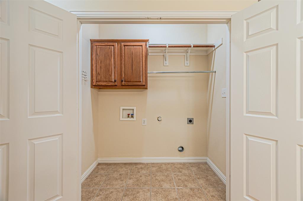 105 Sunglow Loop Red Oak, TX 75154 - Photo 20 of 40 a view of a utility room with closet