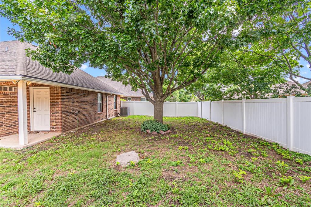 105 Sunglow Loop Red Oak, TX 75154 - Photo 32 of 40 a backyard of a house with plants and large tree