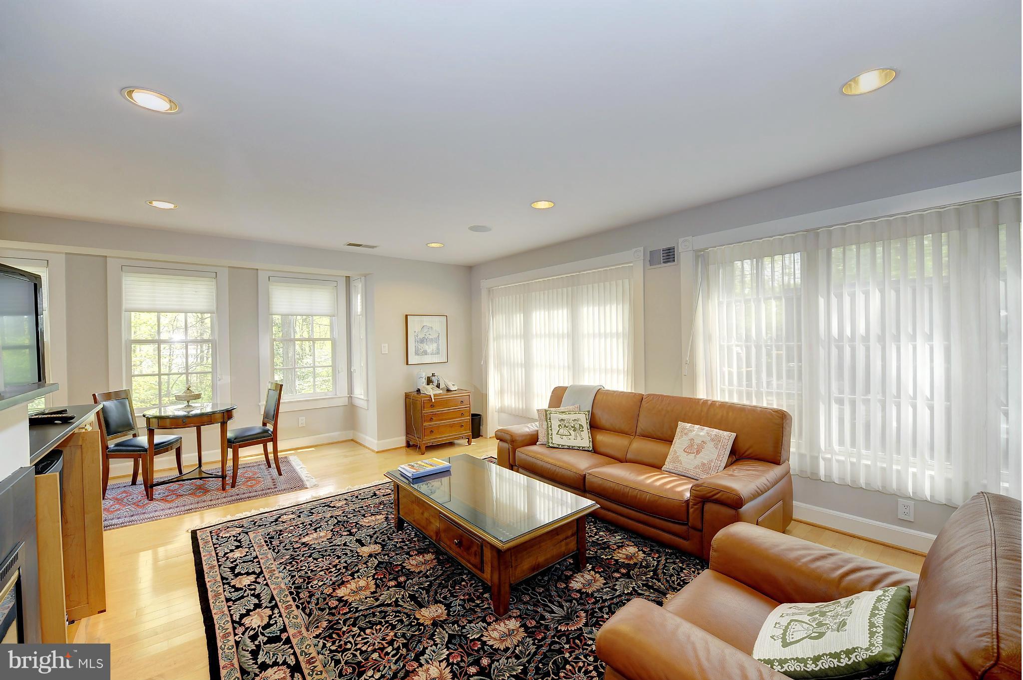 6750 Greentree Road Bethesda, MD 20817 - Photo 27 of 28 Guest House Living Room