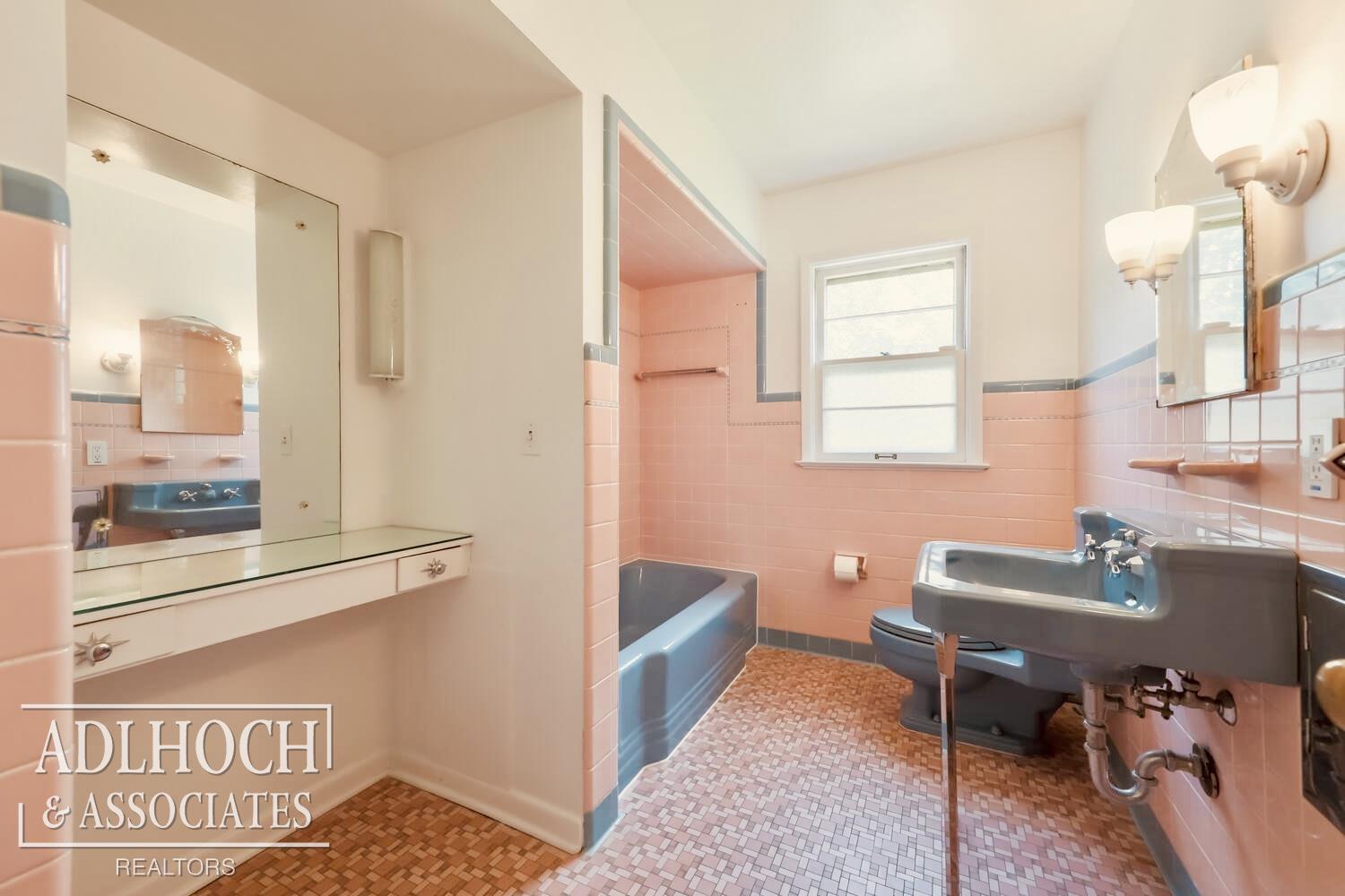 764 Barrington Road Grosse Pointe, MI 48230 - Photo 8 of 19 50114843-7.JPG