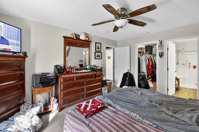 a bed room with a bed and a closet