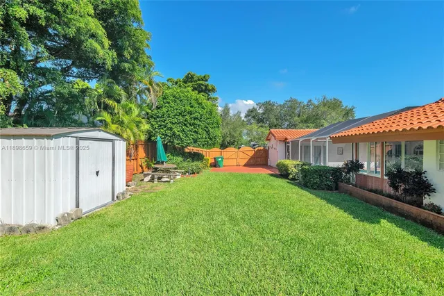 a view of a house with backyard and garden