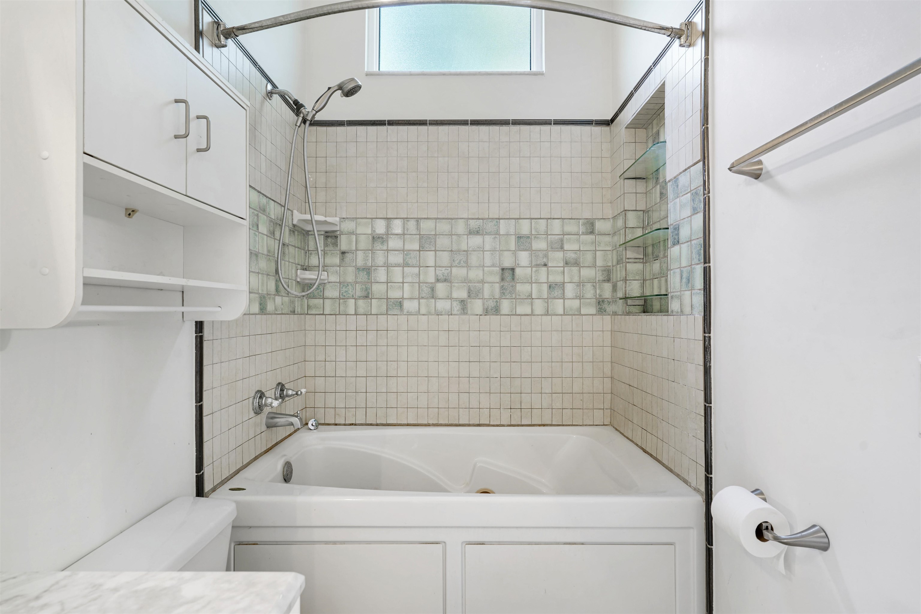 415 Fifteenth Street St. Augustine, FL 32084 - Photo 19 of 41 a bathroom with a bathtub and a shower
