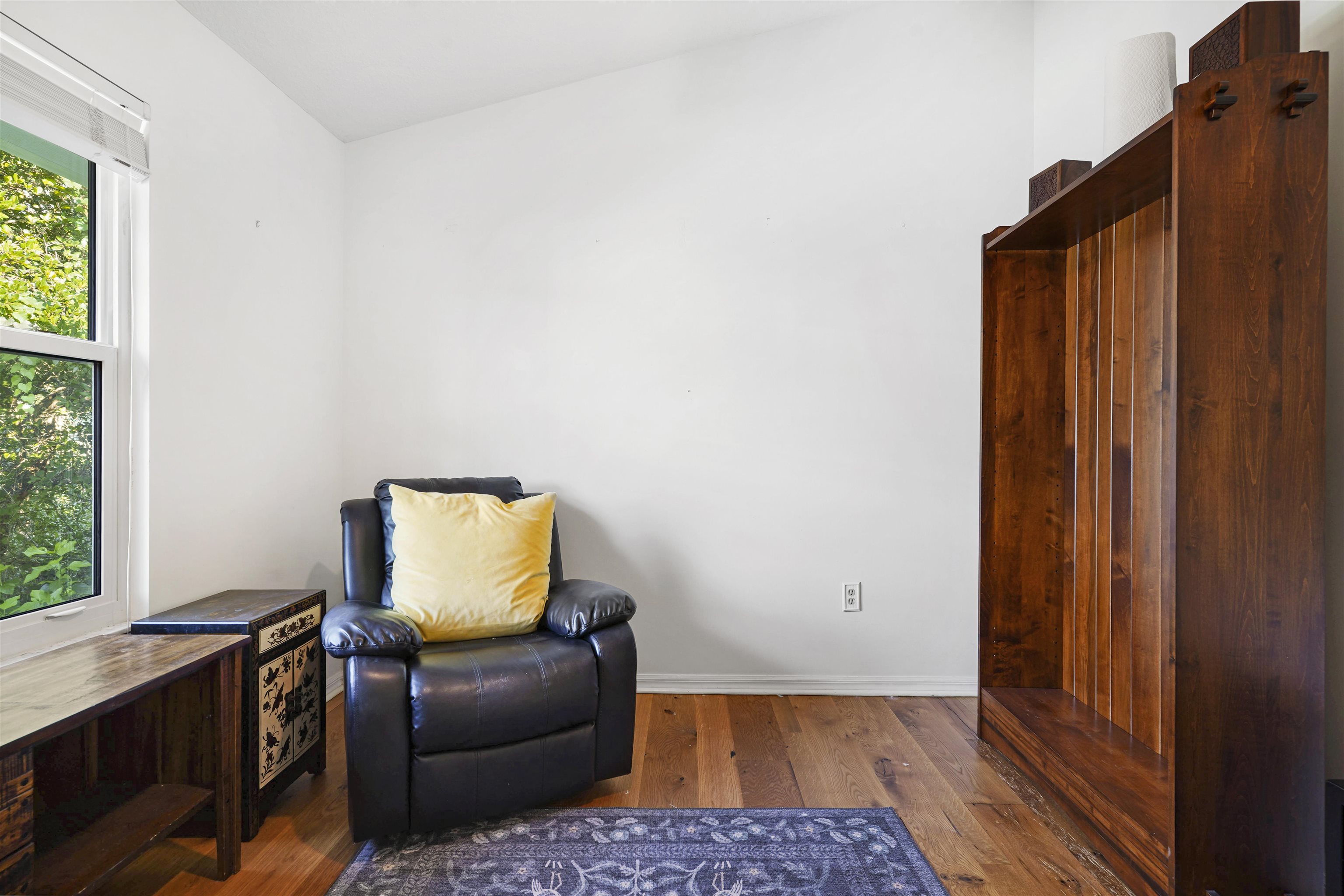 415 Fifteenth Street St. Augustine, FL 32084 - Photo 21 of 41 a living room with a couch and a window