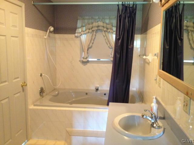 1943 Fairway Road Hellertown, PA 18055 - Photo 7 of 24 Gallery Image 7