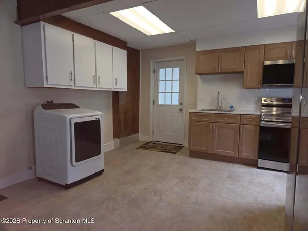 $1,800 | 138 Charles Street, Throop, PA 18512