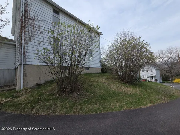 $1,800 | 138 Charles Street, Throop, PA 18512