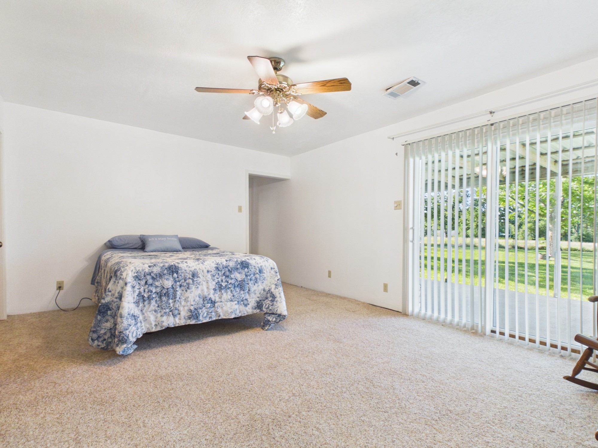 12 Harding Road Huntsville, TX 77340 - Photo 18 of 20 a bedroom with a bed and a chandelier