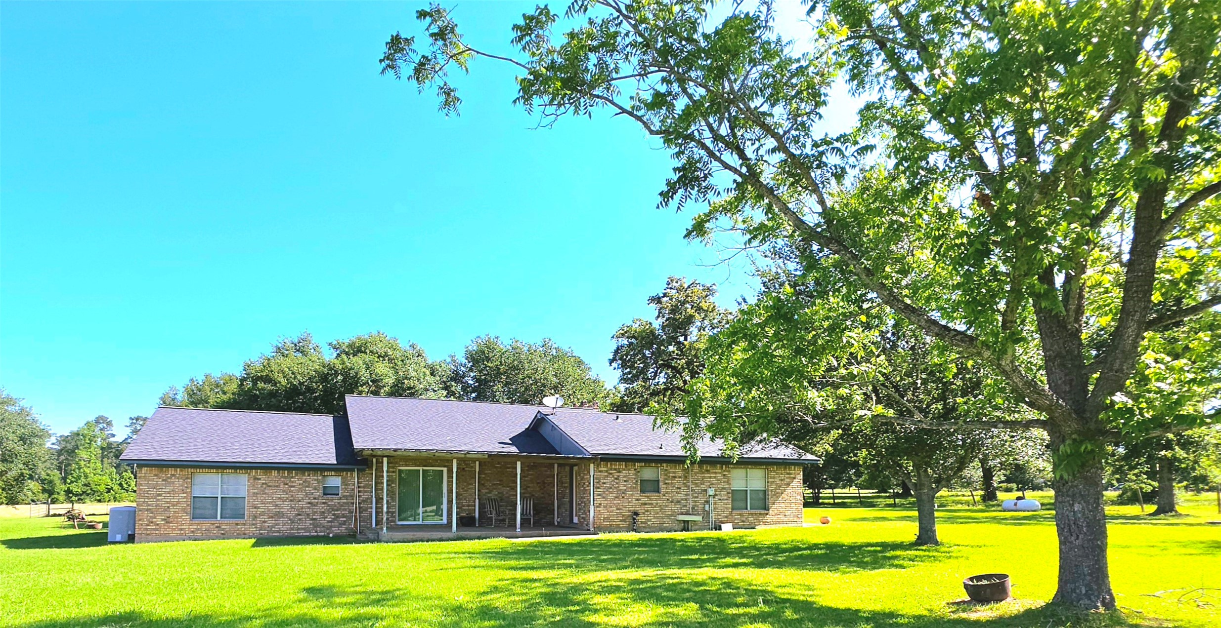 12 Harding Road Huntsville, TX 77340 - Photo 3 of 20 a front view of a house with swimming pool