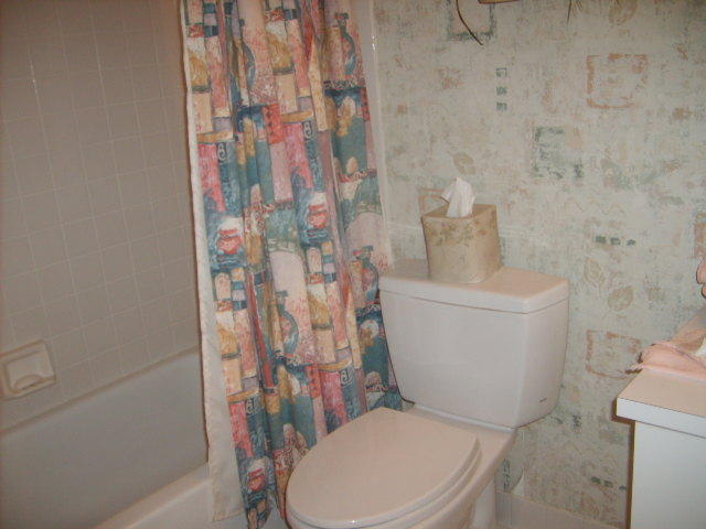 5344 Monterey Circle, Unit B Delray Beach, FL 33484 - Photo 19 of 26 GUEST BATH