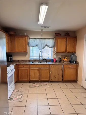 $325,000 | 142 White Street, Tulare, CA 93274