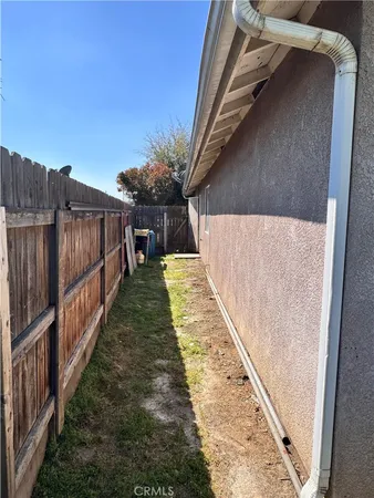 $325,000 | 142 White Street, Tulare, CA 93274