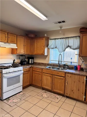 $325,000 | 142 White Street, Tulare, CA 93274