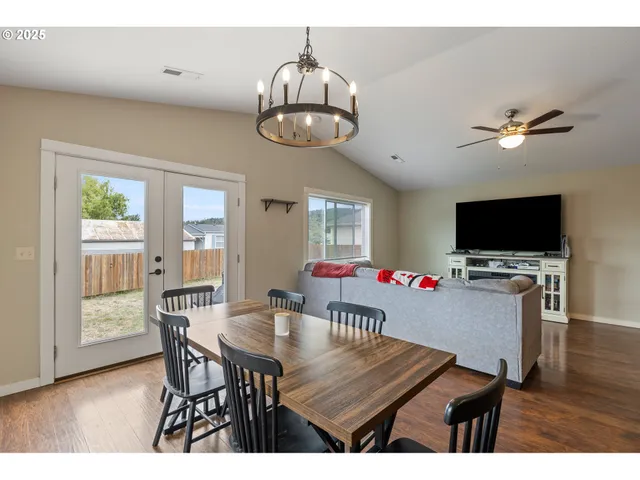 $395,000 | 409 South State Street, Sutherlin, OR 97479