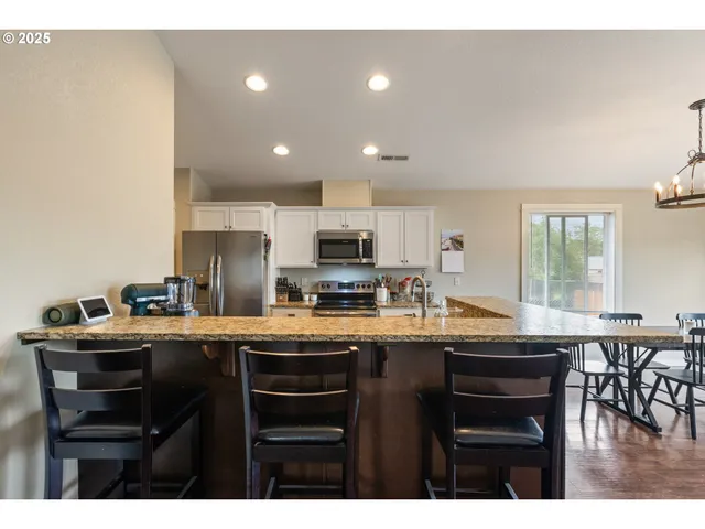 $395,000 | 409 South State Street, Sutherlin, OR 97479