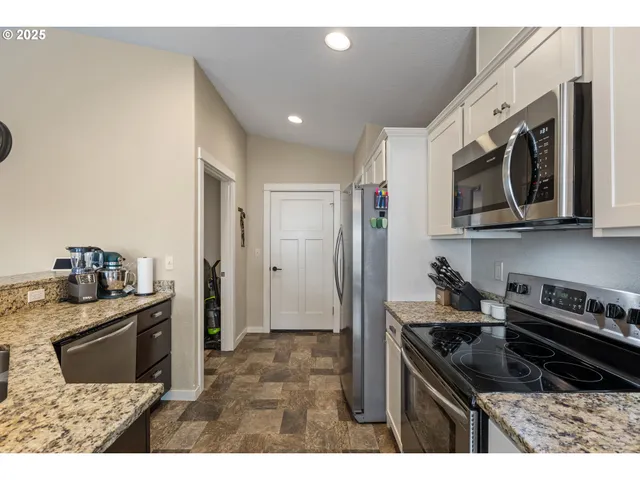 $395,000 | 409 South State Street, Sutherlin, OR 97479