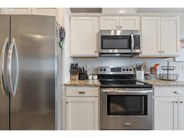 $395,000 | 409 South State Street, Sutherlin, OR 97479