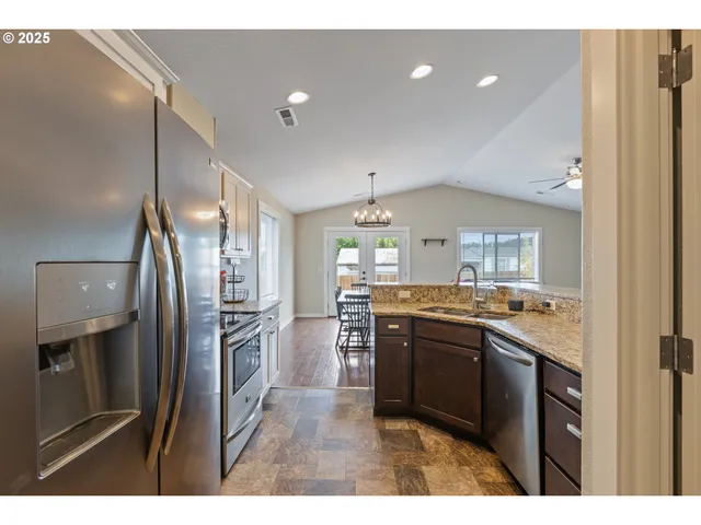 $395,000 | 409 South State Street, Sutherlin, OR 97479