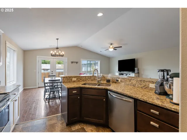 $395,000 | 409 South State Street, Sutherlin, OR 97479