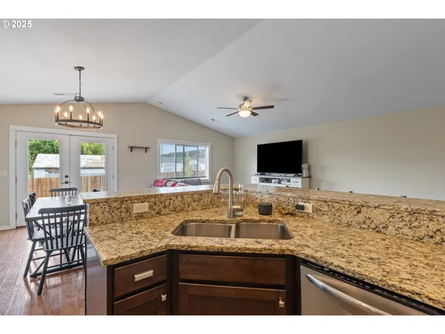 $395,000 | 409 South State Street, Sutherlin, OR 97479