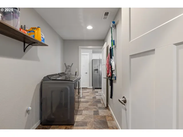 $395,000 | 409 South State Street, Sutherlin, OR 97479