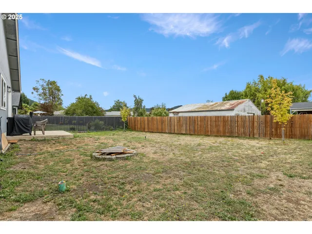 $395,000 | 409 South State Street, Sutherlin, OR 97479