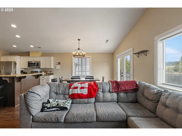 $395,000 | 409 South State Street, Sutherlin, OR 97479