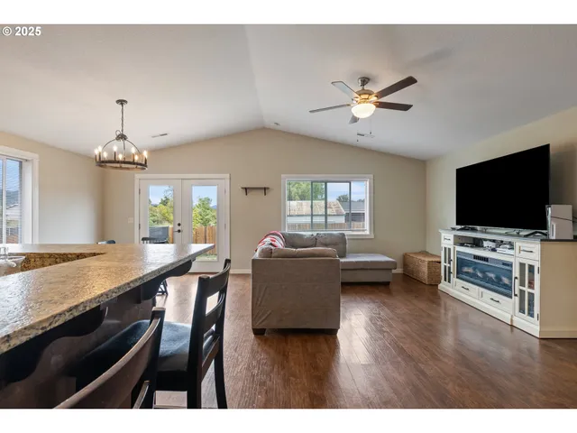 $395,000 | 409 South State Street, Sutherlin, OR 97479