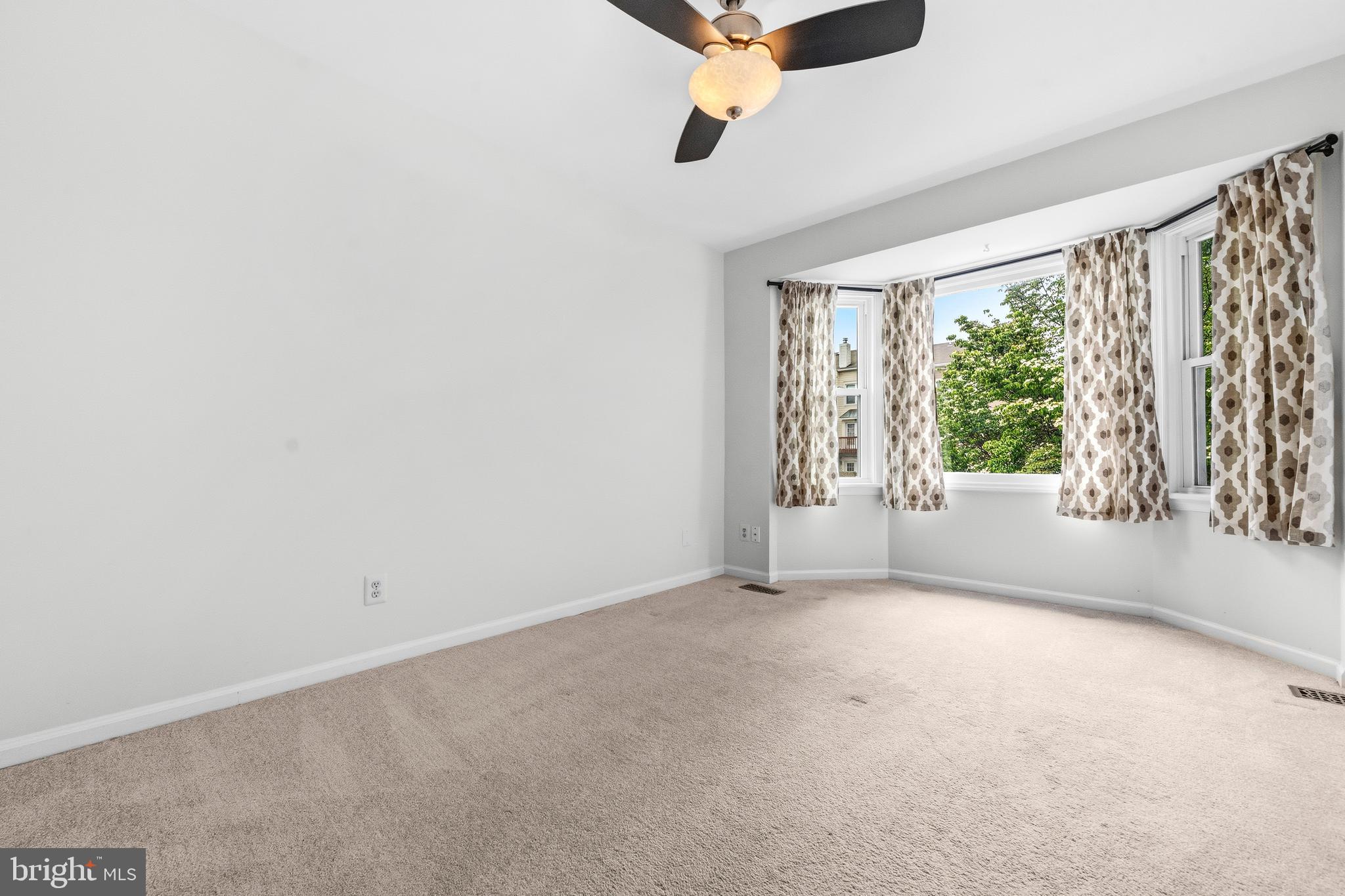 6001 Rabbit Hill Court Centreville, VA 20121 - Photo 19 of 46 an empty room with windows