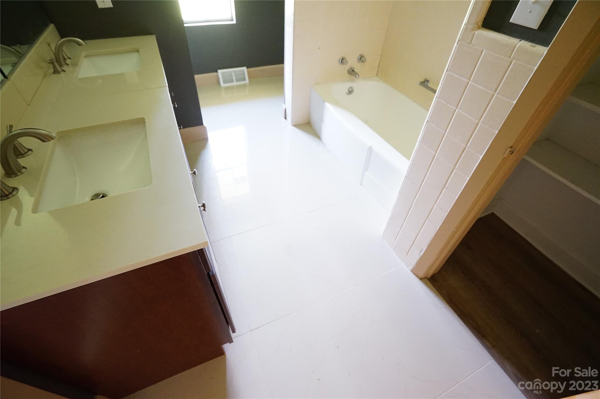 1811 Little Rock Road Charlotte, NC 28214 - Photo 12 of 20 a bathroom with a bathtub