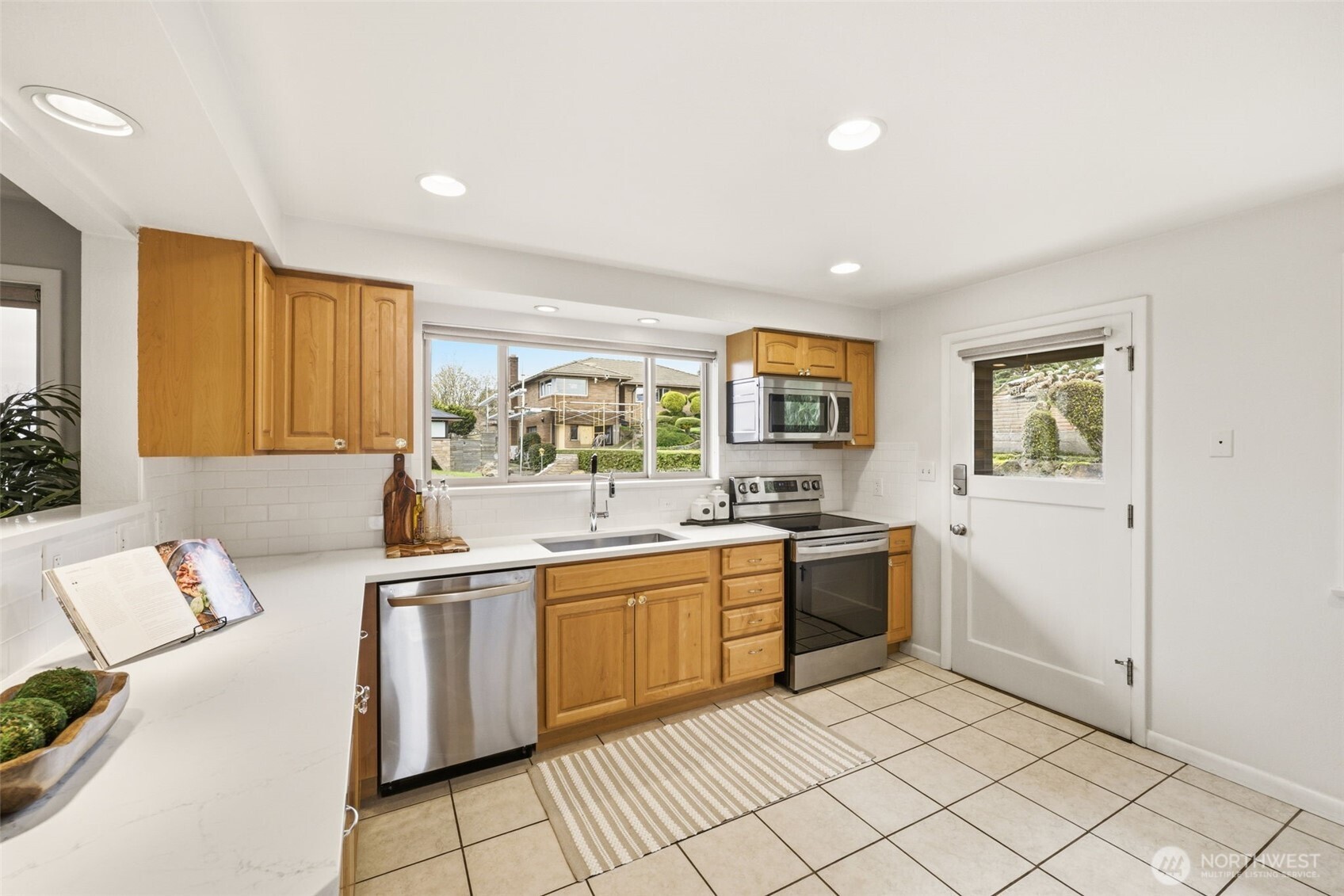 4019 Southwest Henderson Street Seattle, WA 98136 - Photo 15 of 40