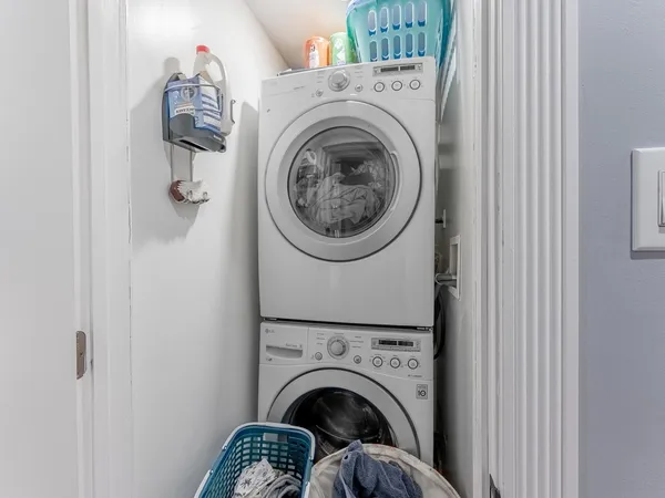 a view of entryway with washer and dryer