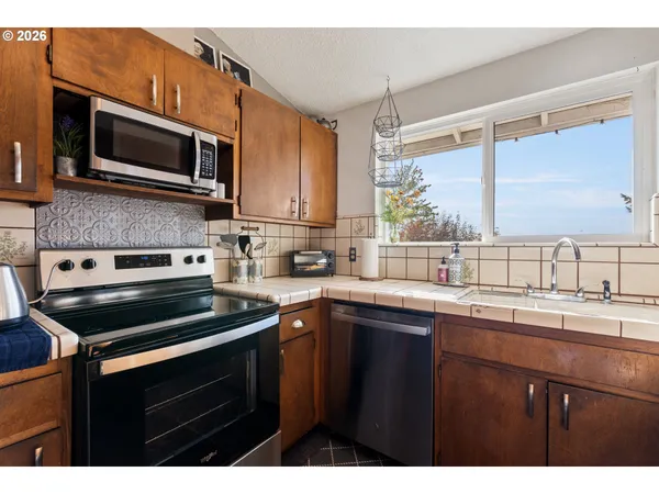 $585,000 | 930 Prescott Lane, Springfield, OR 97477