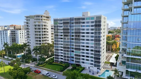 $2,300 | 555 South Gulfstream Avenue, Unit 902, Sarasota, FL 34236