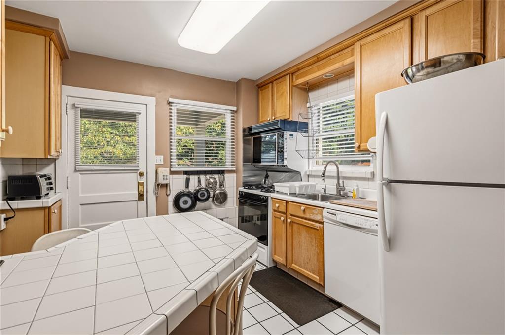 6667 Ridgeville Street Pittsburgh, PA 15217 - Photo 13 of 36 Gallery Image 13