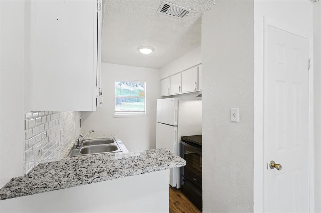 2637 West Randol Mill Road, Unit 2639D Arlington, TX 76012 - Photo 4 of 15 Kitchen