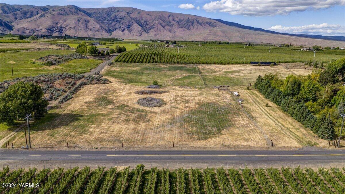 Nka Rosenkranz Road Tieton, WA 98947 - Photo 1 of 10 a view of swimming pool from a yard