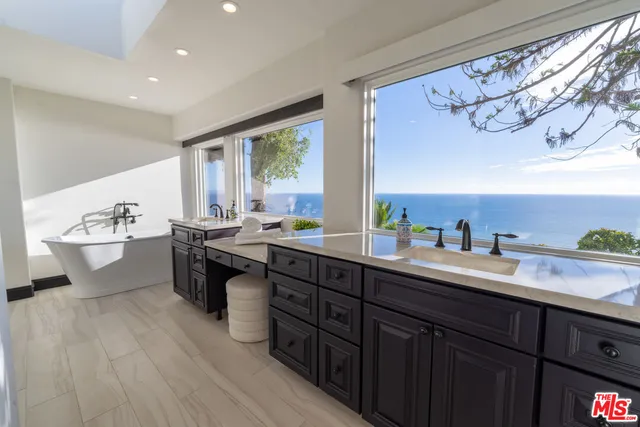 $10,995,000 | 21607 Rambla Vista, Malibu, CA 90265