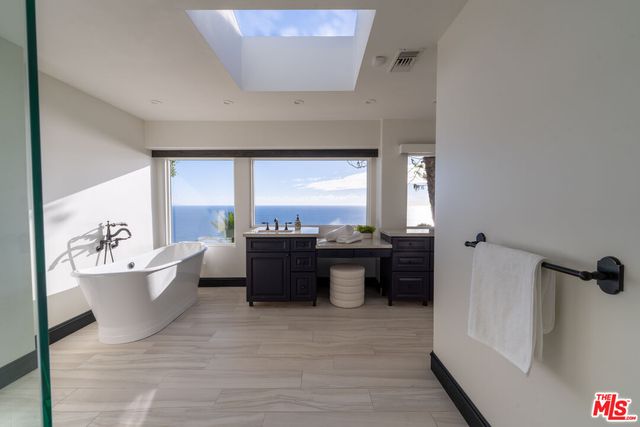 $10,995,000 | 21607 Rambla Vista, Malibu, CA 90265