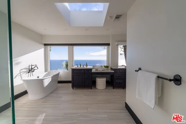 $10,995,000 | 21607 Rambla Vista, Malibu, CA 90265