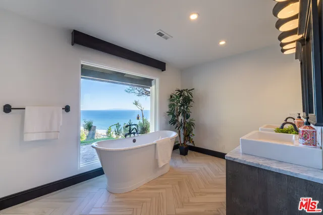 $10,995,000 | 21607 Rambla Vista, Malibu, CA 90265